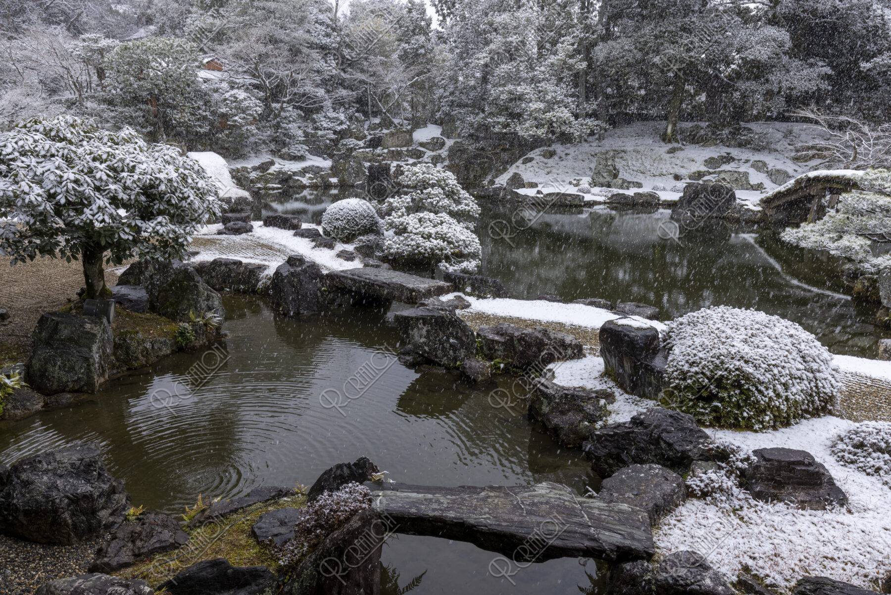 雪降る醍醐寺三宝院庭園