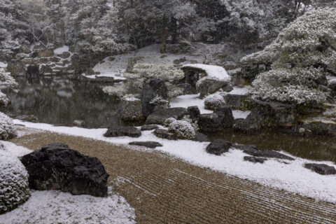 雪降る醍醐寺三宝院庭園