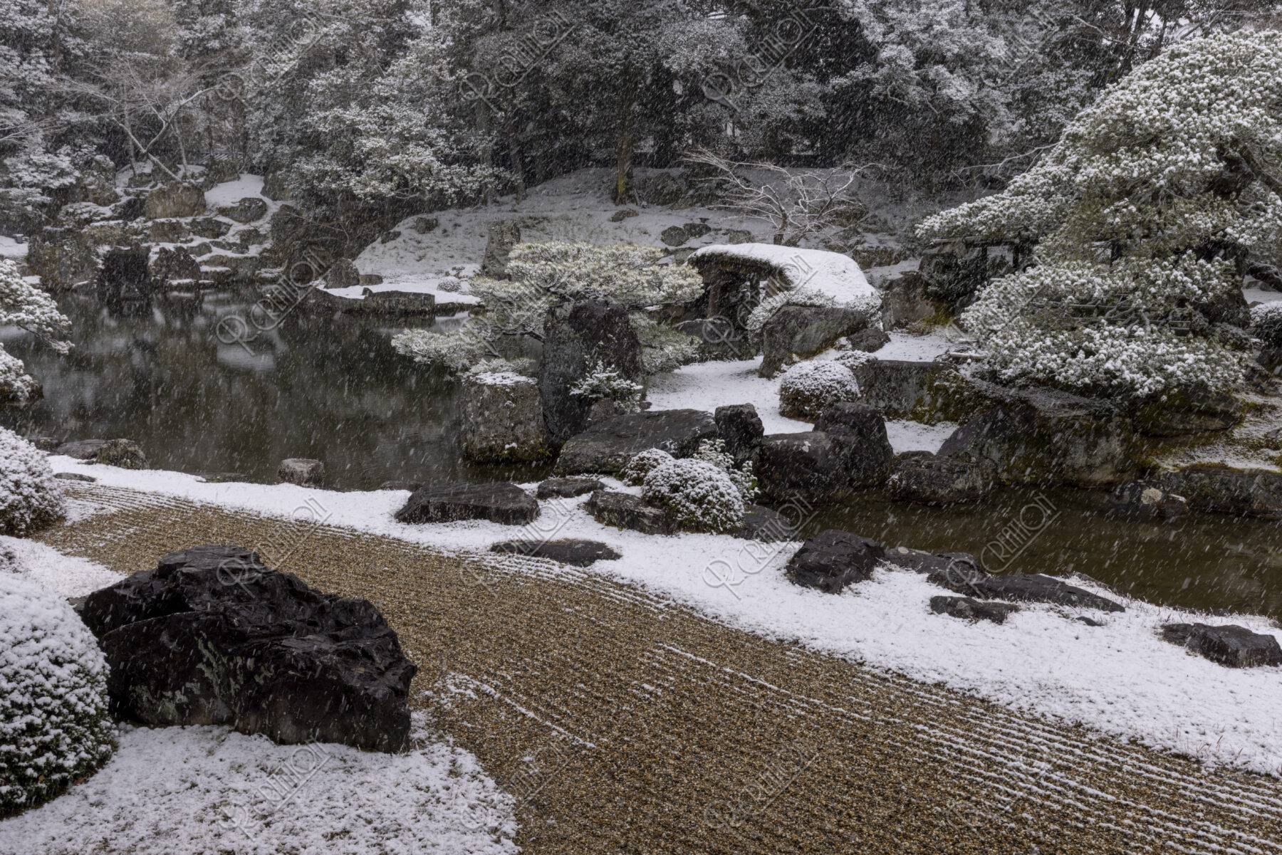 雪降る醍醐寺三宝院庭園