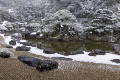 雪降る醍醐寺三宝院庭園
